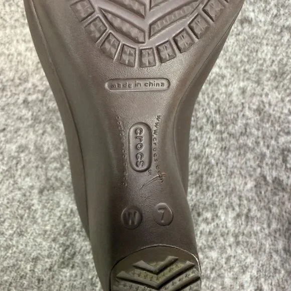 ✅Womens 7W Crocs Lena Cap Toe Wedge Brown Slip-On Heel Pumps Casual Comfort Shoe - Picture 11 of 11